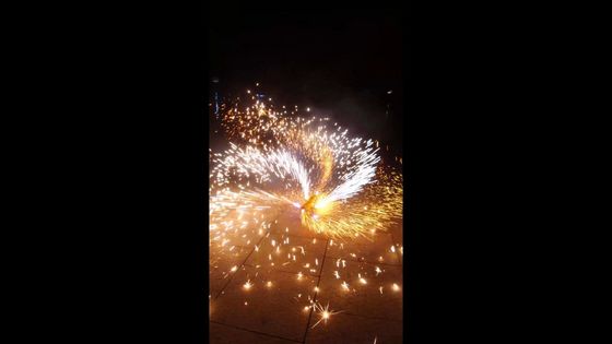 Mandarynkowy pirotechniczny brylant zabawny kubek fontanna fajerwerki pozdrawiają na zewnątrz