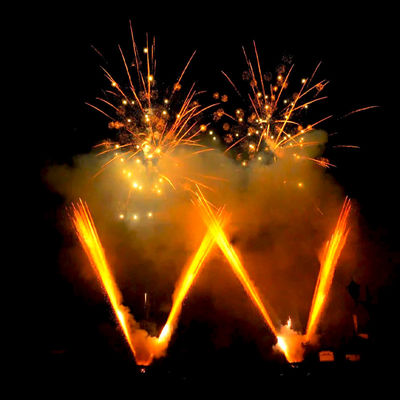 Liuyang Mandarin Factory Wholesale 1.2 Inch 108 Shots W Shape Paper Cake Fireworks 1.3g Un0335 Profesjonalne Złote Cake Fireworks